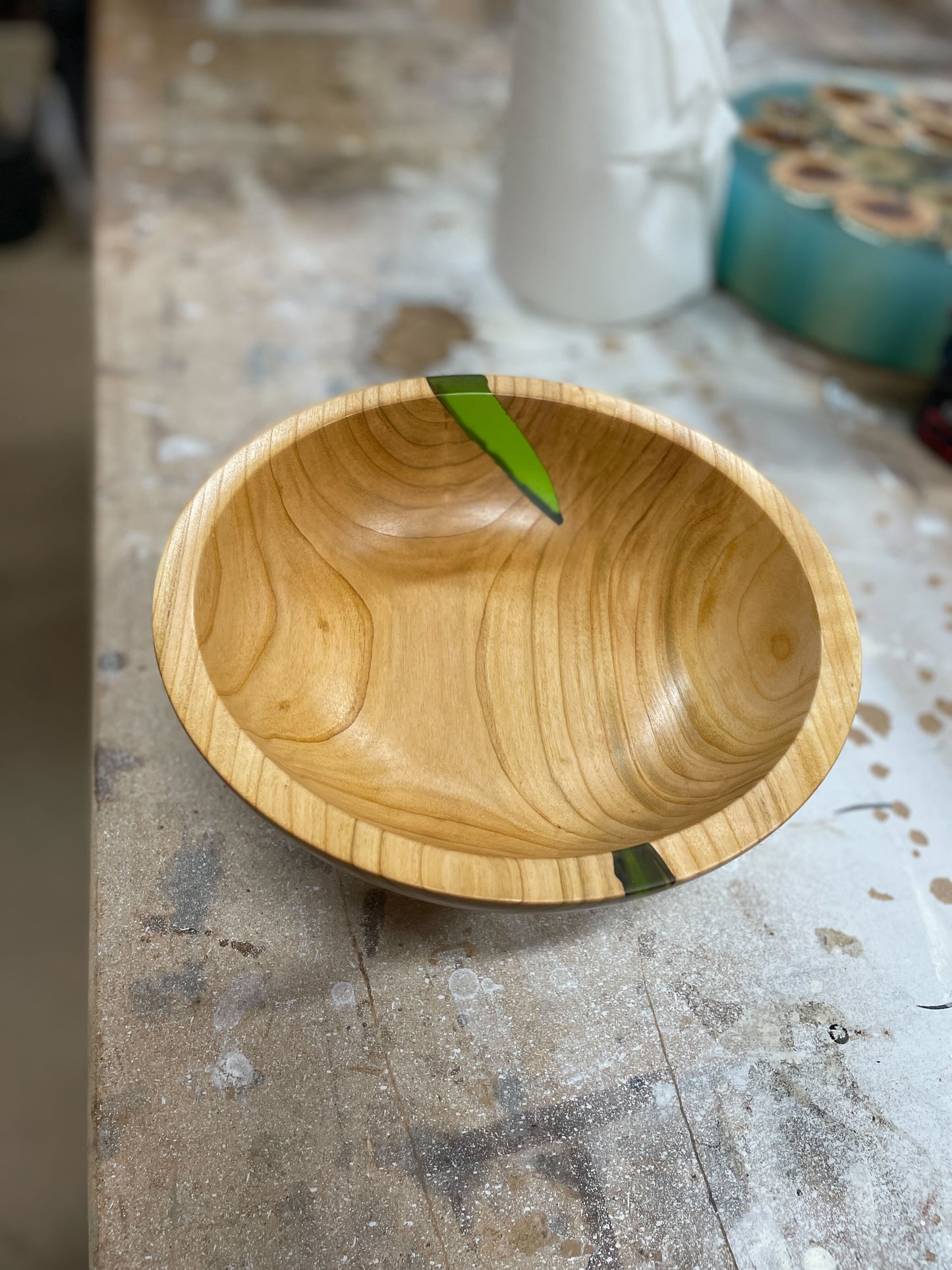 Häftig skål i körsbär med limegrön epoxy