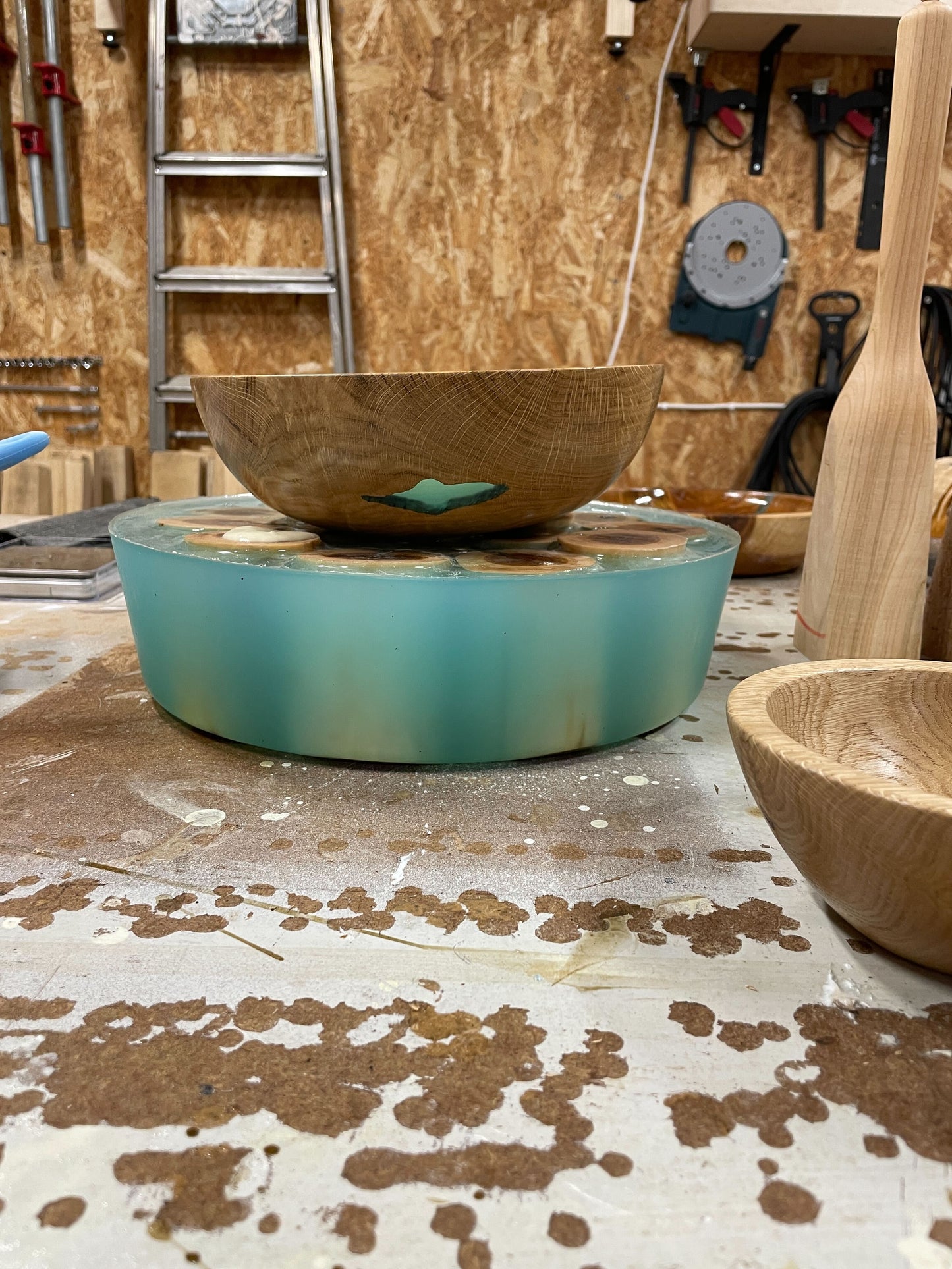 Häftig skål i ek med ljusgrön epoxi spricka och öga