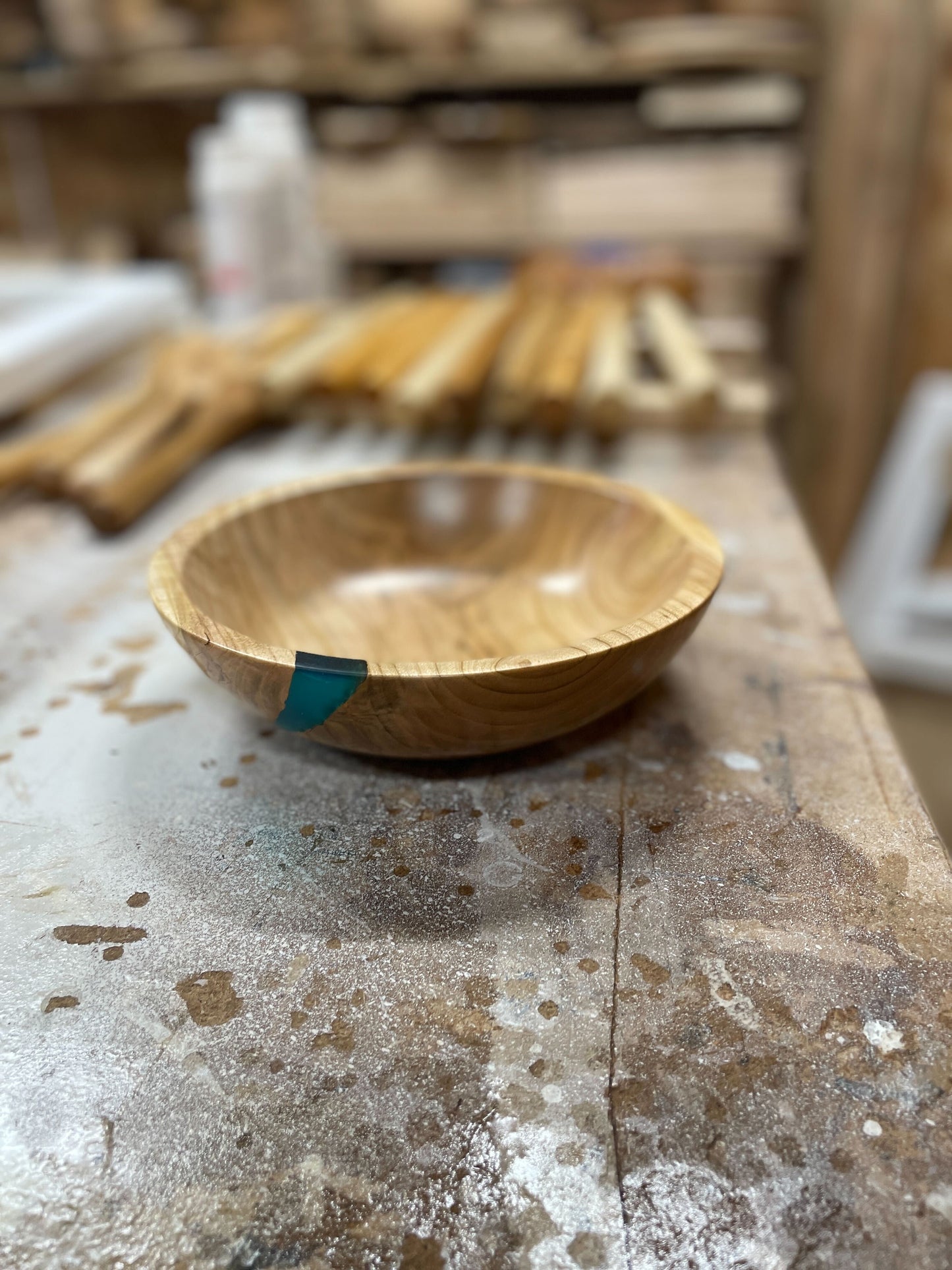 Häftig skål i körsbär med havsgrön epoxi