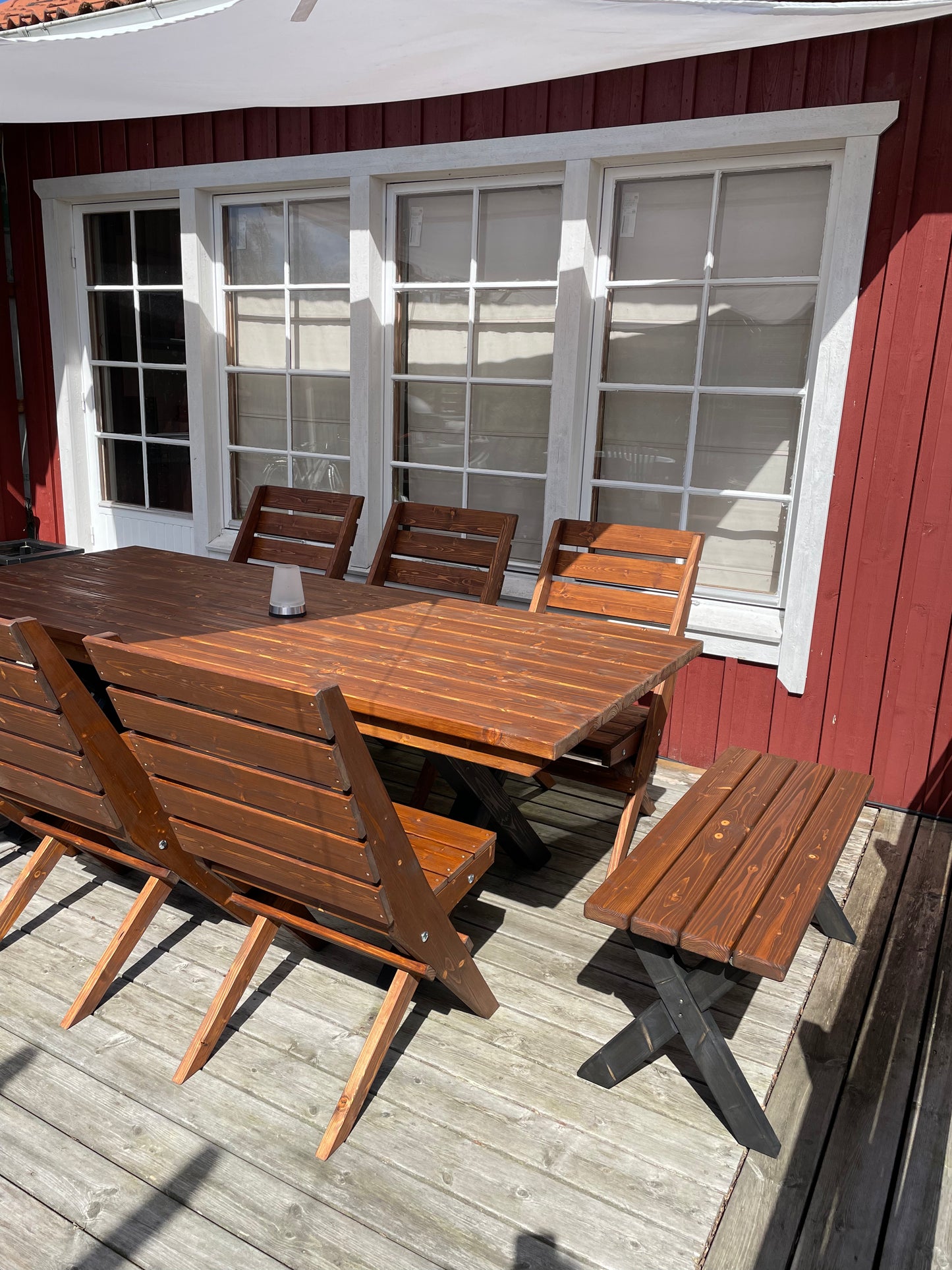 Trädgårdsmöbelsätt med bord, stolar och bänkar